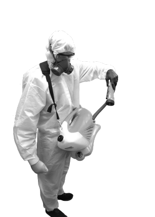 Profissional em dedetização com roupa de proteção aplicando o produto