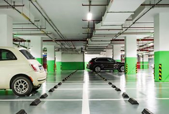Garagem alagada por esgoto entupido