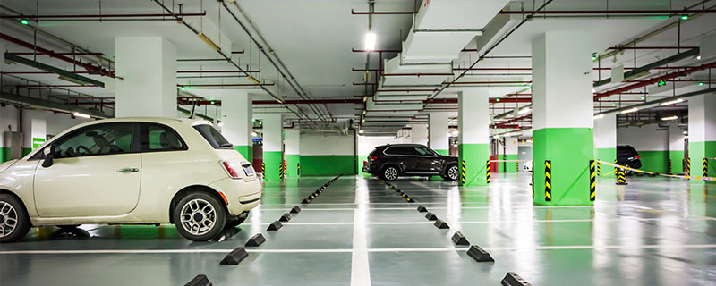 Garagem alagada por esgoto entupido