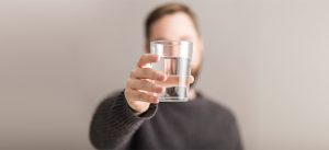 economizar agua no escritório