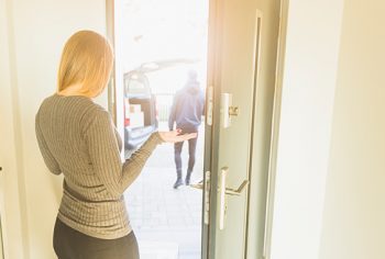 Dicas de segurança ao receber prestadores de serviços