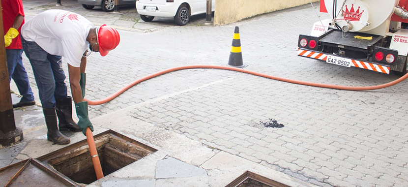 Hidrojateamento para desentupir esgoto