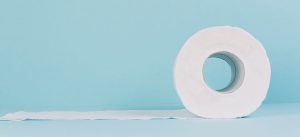 Desentupir vaso sanitário com papel higiênico