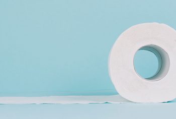Desentupir vaso sanitário com papel higiênico