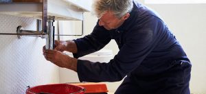 Como desentupir a pia do banheiro