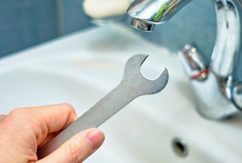 Dica fácil para desentupir a pia e o ralo do banhero
