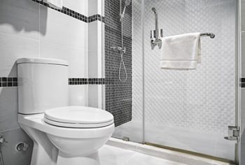 Como desentupir banheiro