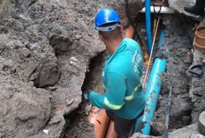 Funcionários da Águas do Rio em obra em Manguinhos — Foto: Divulgação/ Águas do Rio