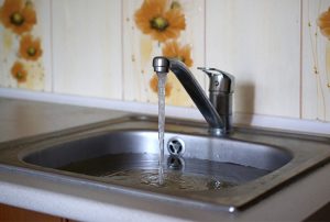 Como fazer um desentupidor de pia caseiro