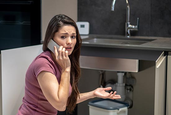 Quando avisar o síndico sobre um cano entupido?