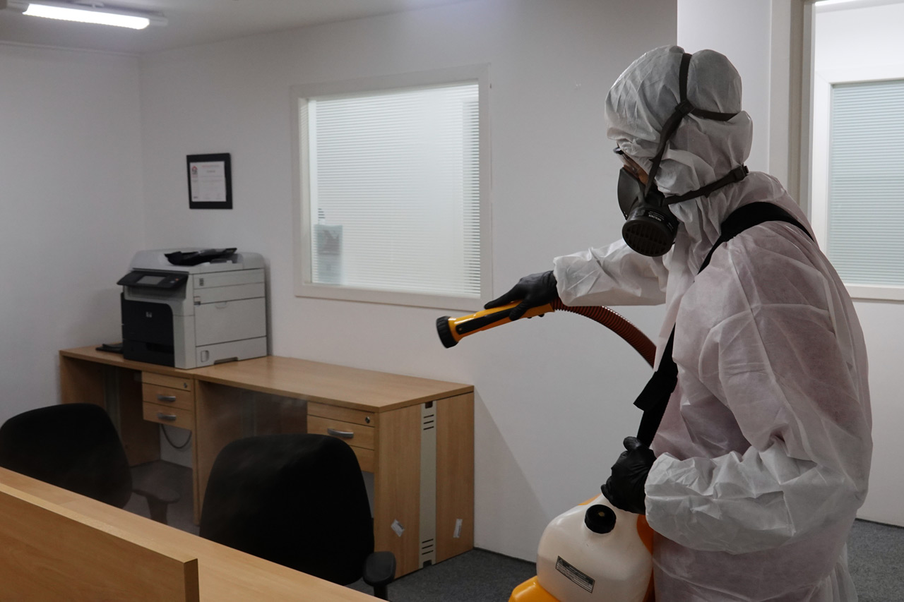 Qual é a diferença entre a sanitização e a desinfecção?