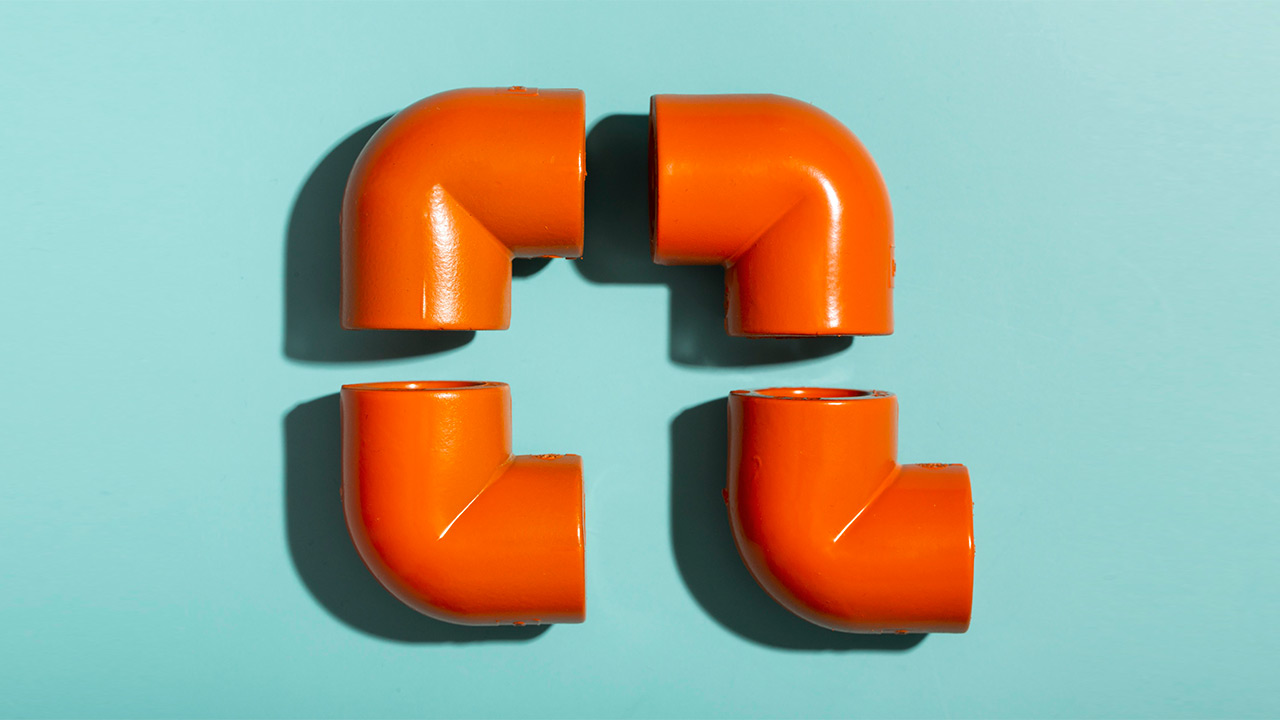 Como desentupir cano de esgoto com curvas?