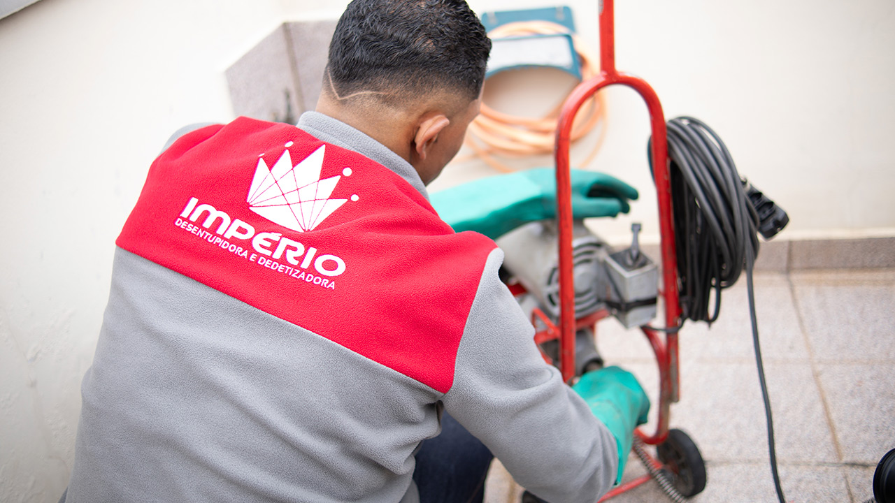 Como desentupir esgoto?