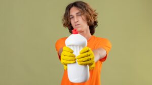 água sanitária acabar com infestação de pulgas?