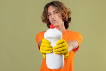 água sanitária acabar com infestação de pulgas?
