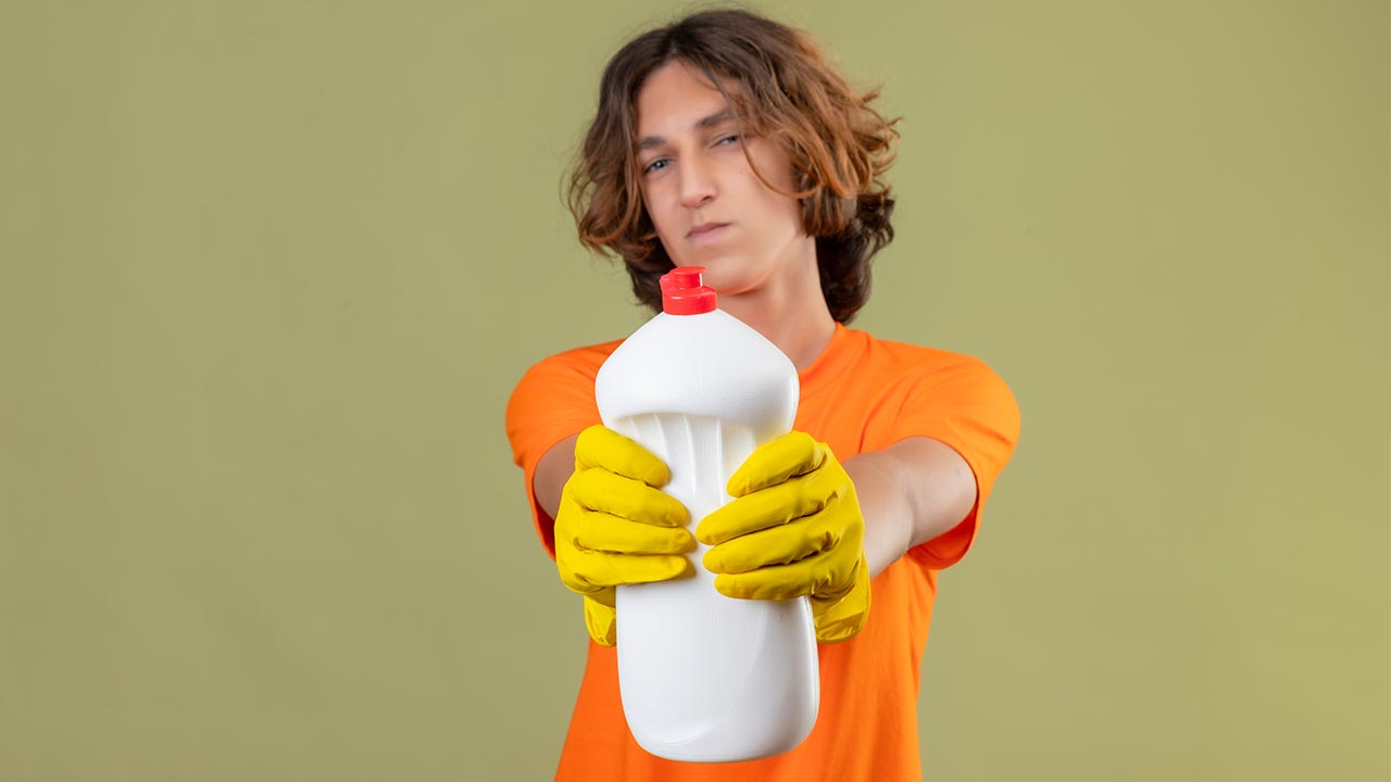 água sanitária acabar com infestação de pulgas?