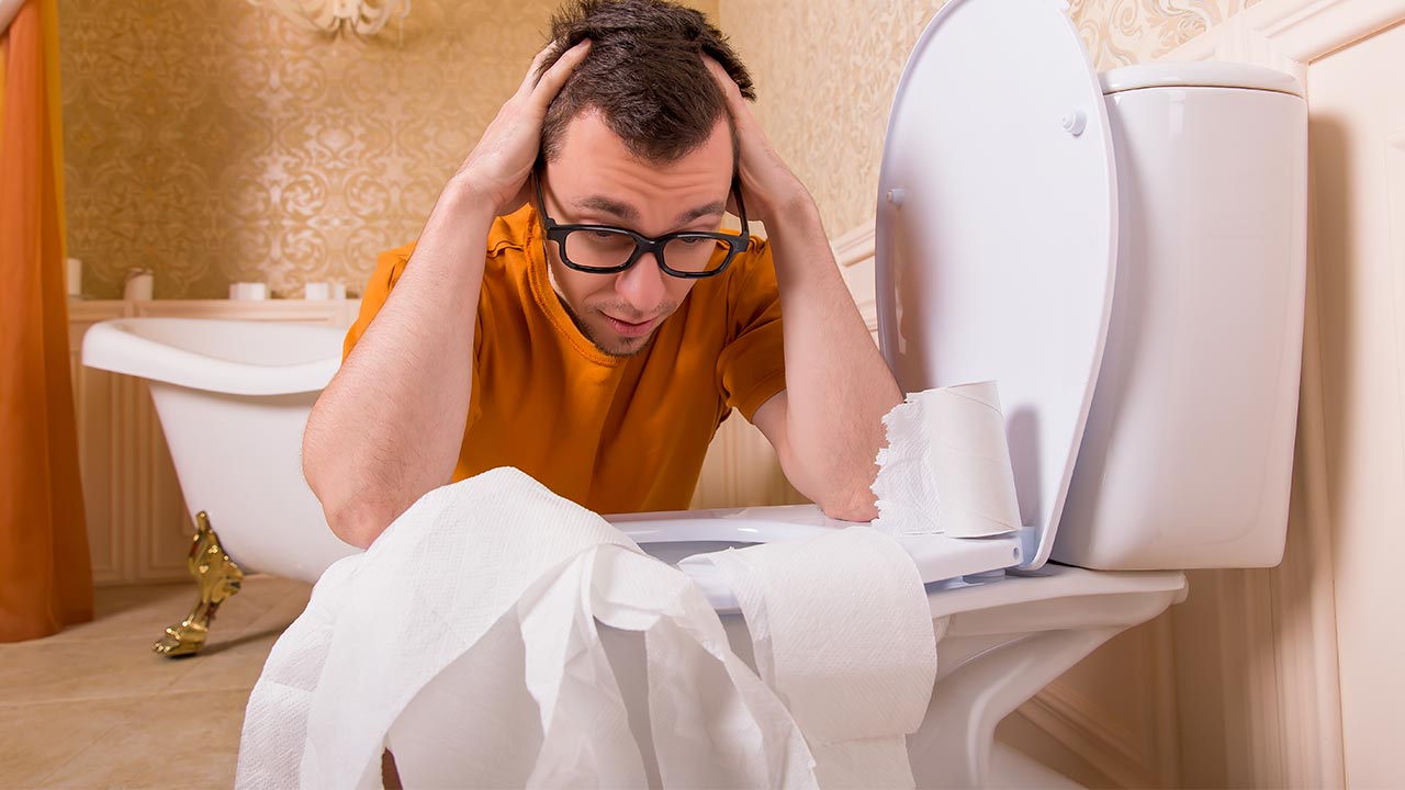 Como desentupir vaso sanitário entupido com alguma coisa dentro?