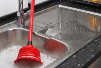 O que é bom para desentupir a pia da cozinha?