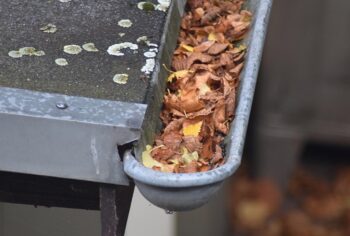 Como prevenir o entupimento de calhas e esgotos em épocas de chuva?